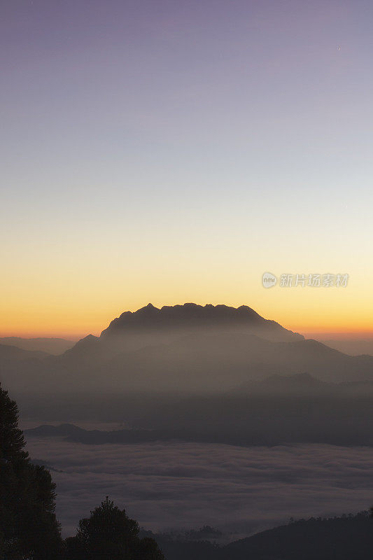 在泰国清迈省的Doi Luang Chiang Dao，日出时的美丽景色。